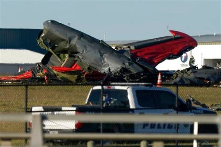 
6 People Dead After Two Planes Collide Mid-Air During Dallas Air Show 
